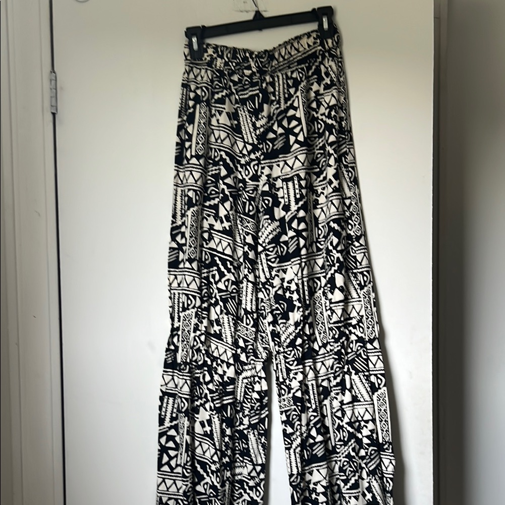 Mossimo Black And White Patterned Palazzo Women's Pants Size Small 28.5” Inseam
